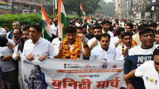दुर्गापुरी के पास से यूनिटी मार्च निकालते सांसद मनोज तिवारी । जागरण