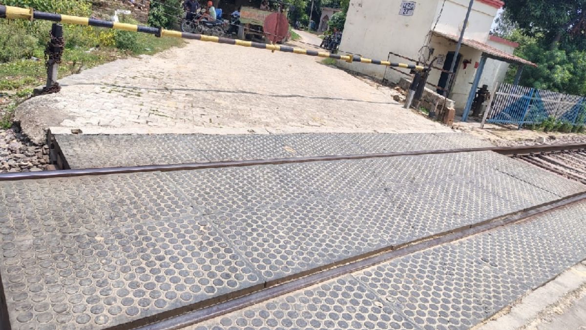 ayodhya a major train accident was averted in ramnagari before the flag hoisting ceremony the varanasi intercity narrowly escaped the accident