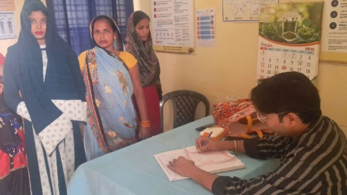पीलीभीत में स्वास्थ्य मेला सिर्फ 'दिखावा': देहात के PHC पर दम तोड़ रहा निशुल्क इलाज, मरीजों से छलावा
