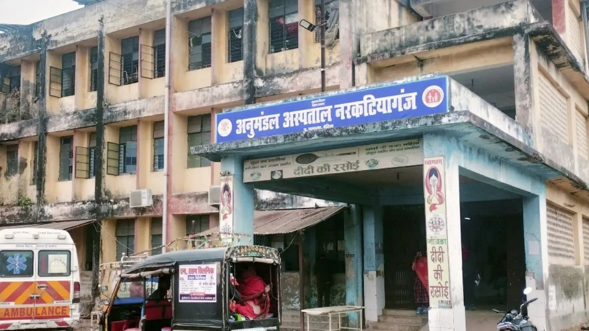 West Champaran: 12 लाख की अल्ट्रासाउंड मशीन 4 साल से ताले में कैद, प्राइवेट सेंटरों में 500-700 रुपये लुटा रहे मरीज 
