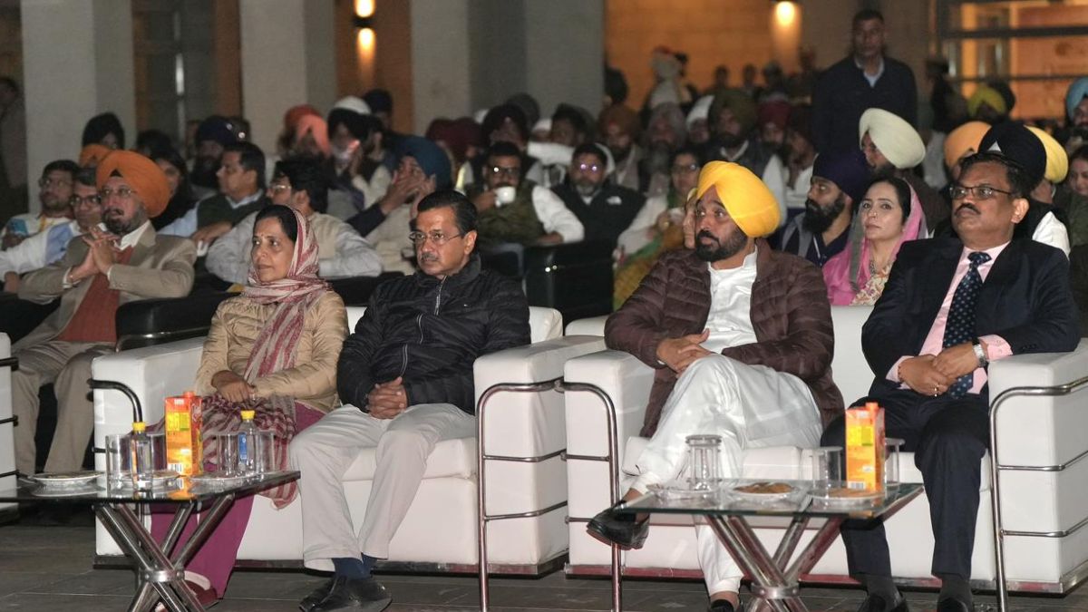 arvind kejriwal bowed his head at sheeshganj sahib drone show organized at sri anandpur sahib is very divine and amazing