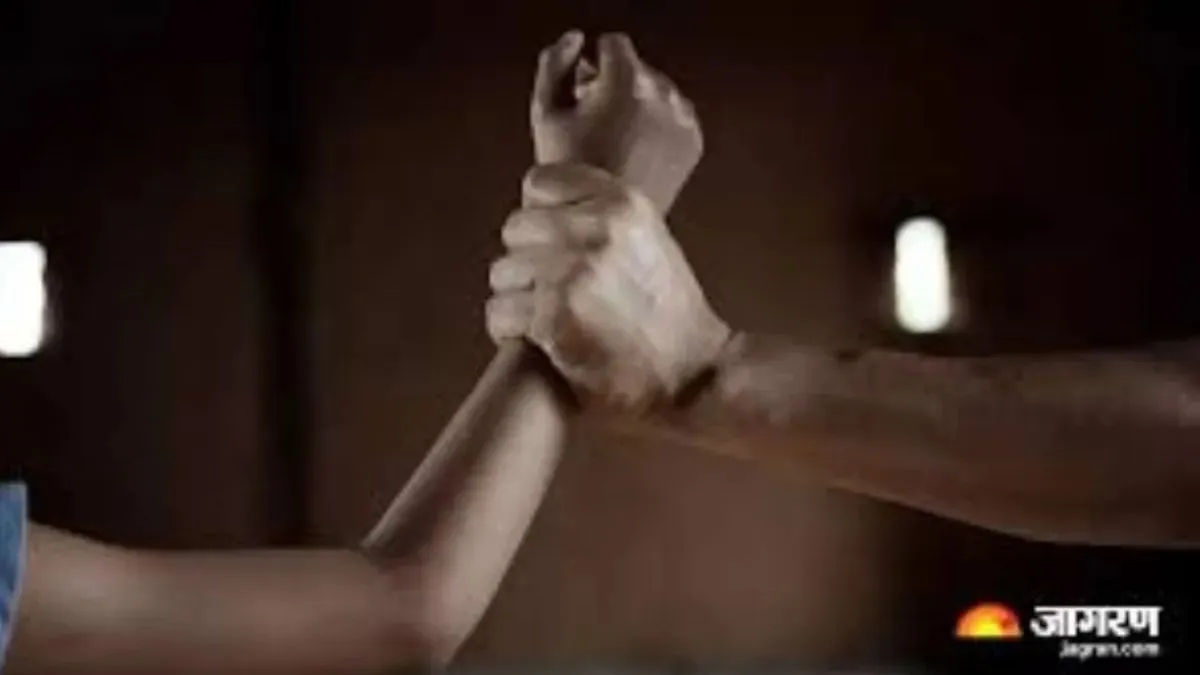 यूपी में घर के बाहर बैठी युवती से छेड़छाड़, विरोध करने पर आरोपियों ने दी जान से मारने की धमकी
