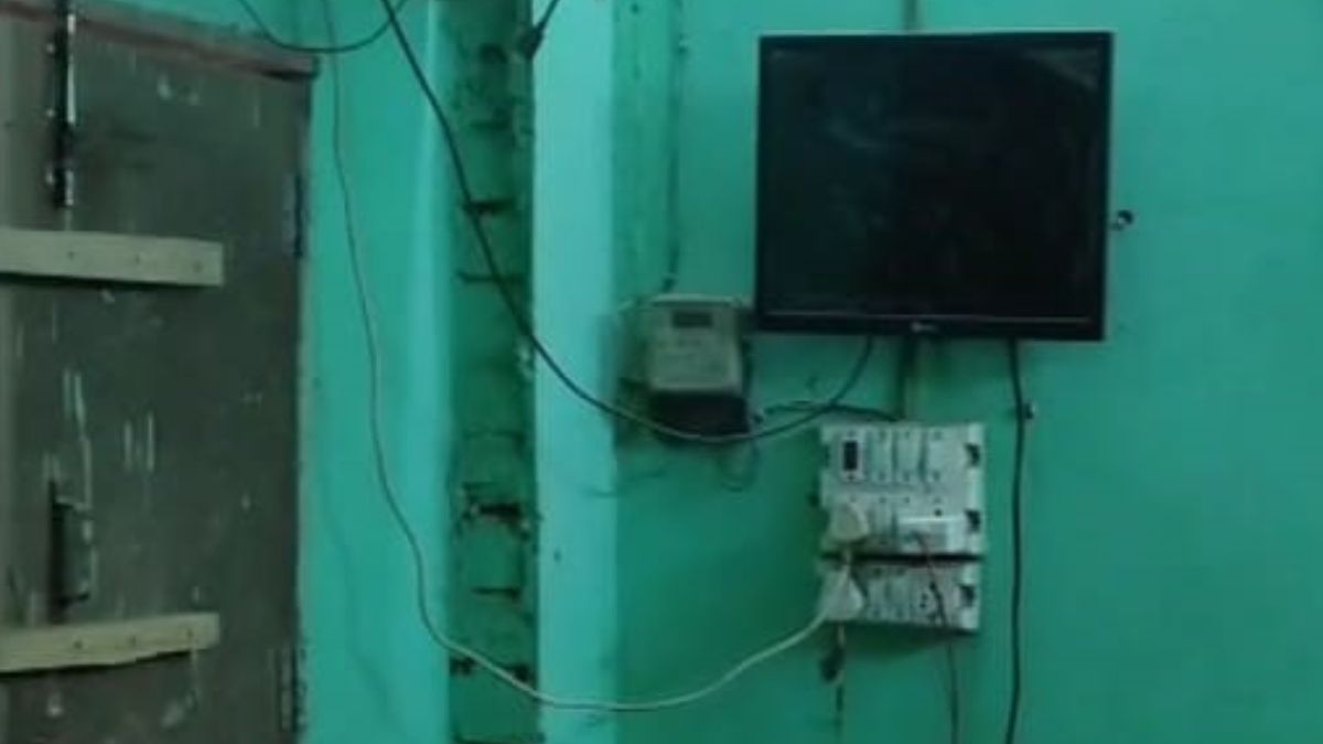 kasganj theft liquor stores robbed 4 lakh cash liquor stolen