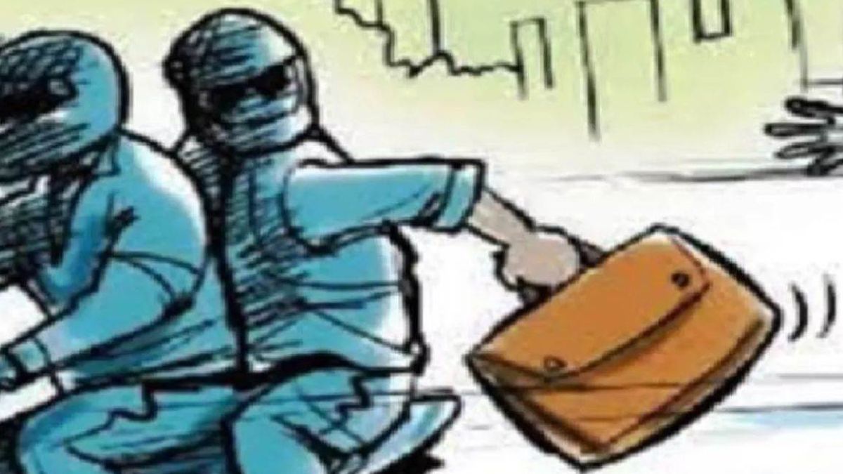 pratapgarh couple robbed bike borne thieves flee so suspended