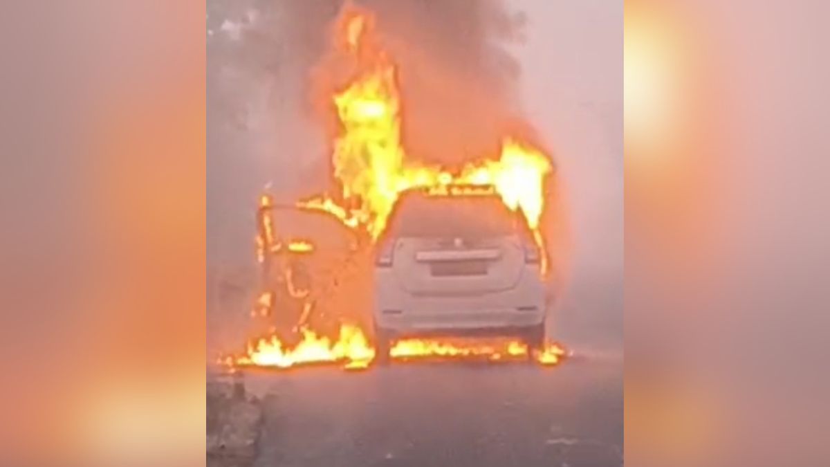 car fire on badaundelhi highway passengers escape unhurt