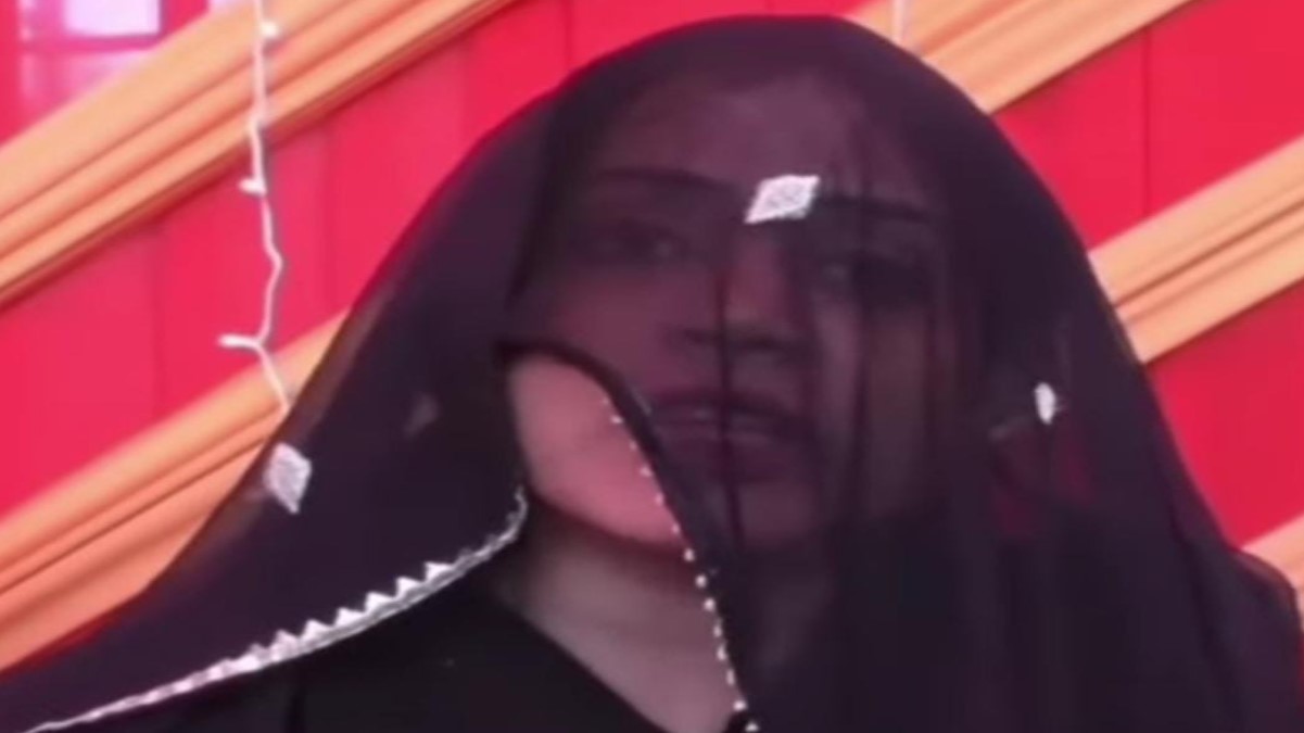 the bride took a stand on stage and refused to marry sending the wedding procession back in varanasi