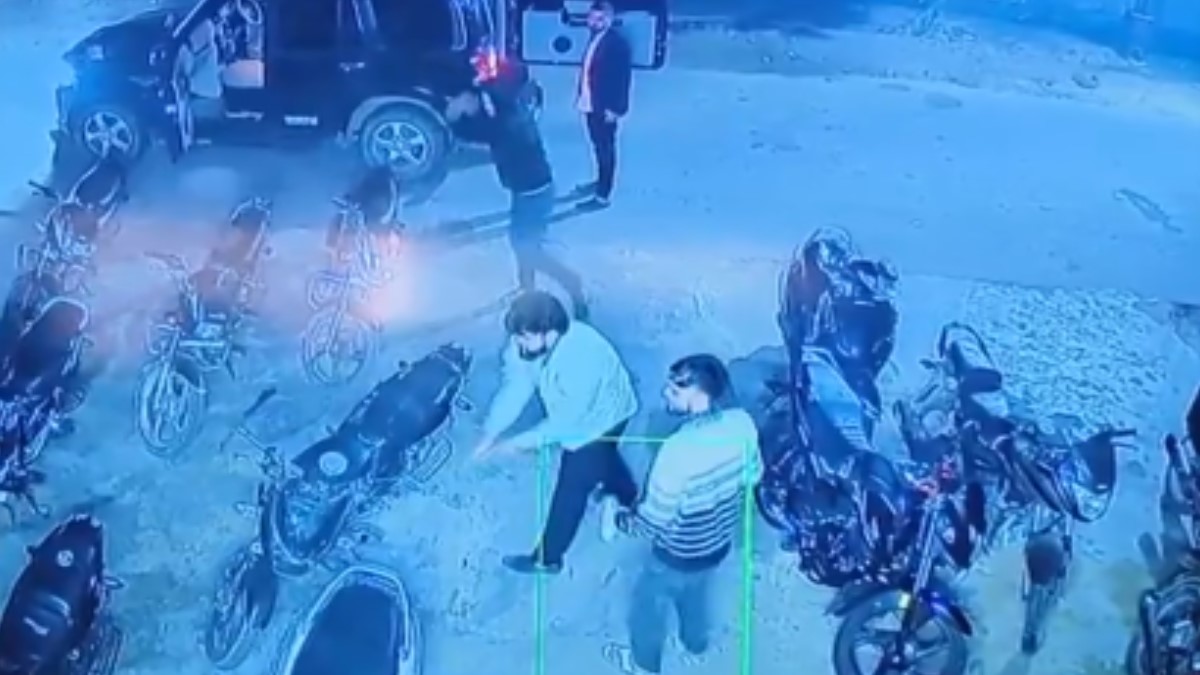 scorpio attack on vehicles outside vidyapeeth hostel varanasi