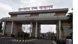 झारखंड हाई कोर्ट ने स्पष्ट किया है कि निवारक नजरबंदी (प्रिवेंटिव डिटेंशन) के मामले में एक बार सलाहकार बोर्ड द्वारा हिरासत आदेश को मंजूरी दिए जाने और राज्य सरकार के पुष्टि आदेश जारी कर दिए जाने के बाद, हिरासत की अवधि बढ़ाने के लिए बोर्ड की दोबारा अनुमति अनिवार्य नहीं है।