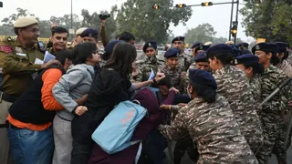 इंडिया गेट पर प्रदर्शन कर रहे लोगों को हटाते अर्ध सैनिक बल के जवान। जागरण