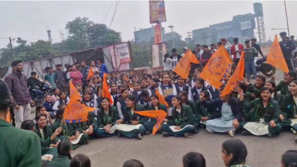 mandideep protest outrage over minor girls rape in raisen
