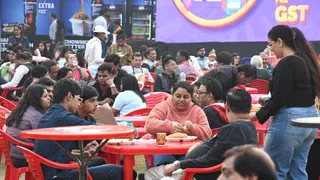 भारत मंडपम में चल रहे भारतीय अंतरराष्ट्रीय व्यापार मेले में जायकों का आनंद लेते लोग। हरीश कुमार