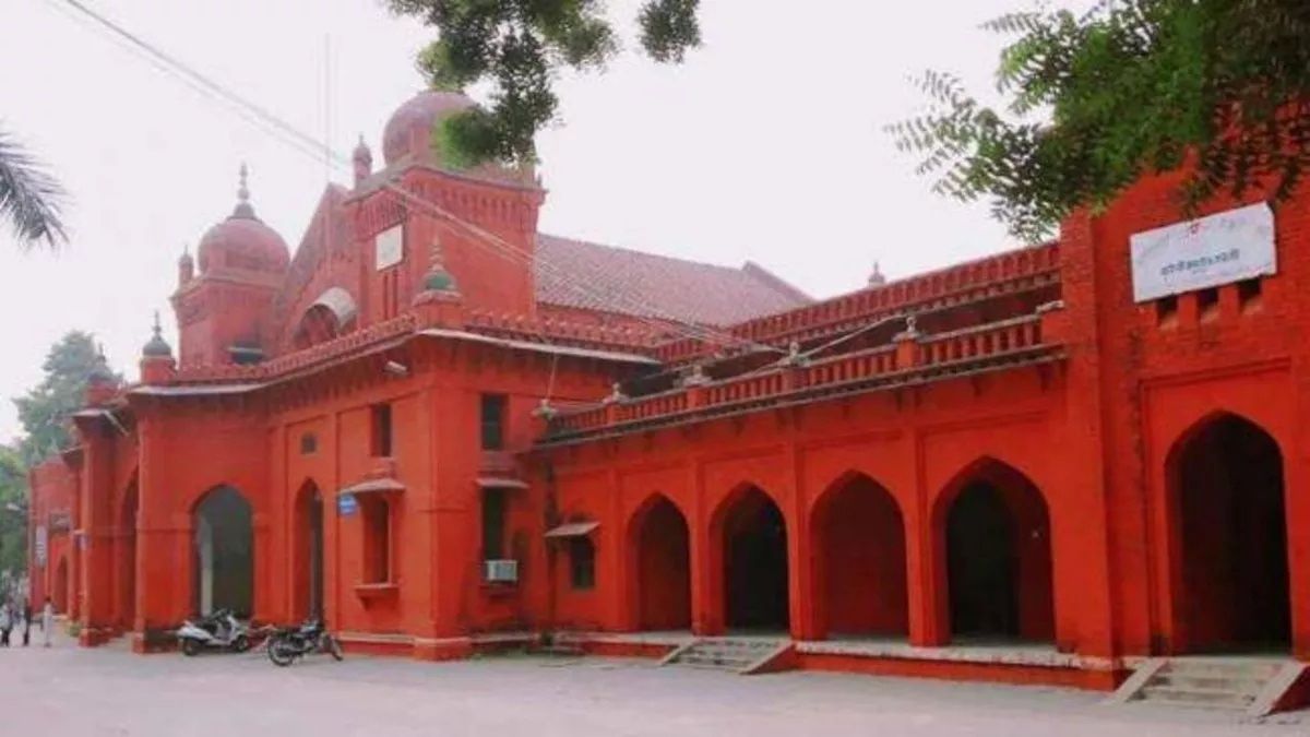 bareillycollegeprincipalwarnsteachersforprematurebiometricattendance