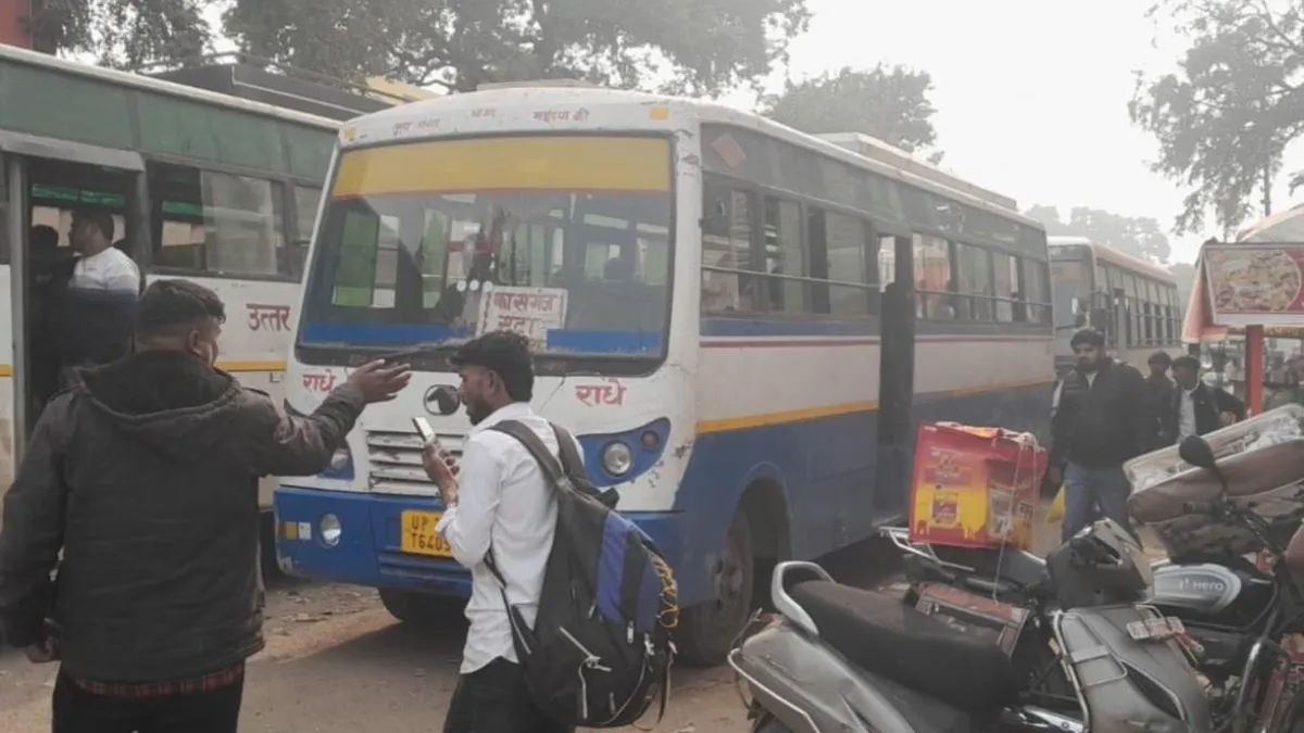 बदायूं : पुलिस-प्रशासन की चुप्पी से बढ़ी डग्गामारी, रोडवेज चौराहे पर 4 बसें यात्रियों को खुलेआम बैठा रहीं
