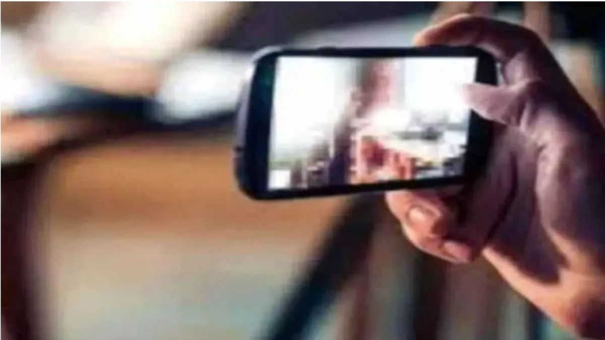 made friends on facebook made pornographic videos even broke the marriage