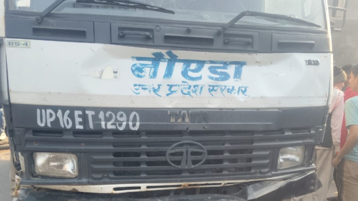 noida speeding dumper kills erickshaw driver and passenger