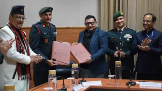 हेमवती नंदन बहुगुणा केंद्रीय गढ़वाल विश्वविद्यालय के कुलपति प्रो. श्रीप्रकाश सिंह की उपस्थिति में गढ़वाल रायफल्स सेंटर लैंसडौन के साथ हुए एमओयू का आदान-प्रदान करते प्रो. राकेश डोडी, ब्रिगेडियर विनोद सिंह नेगी। साथ में प्रो. एमपीएस बिष्ट। जागरण