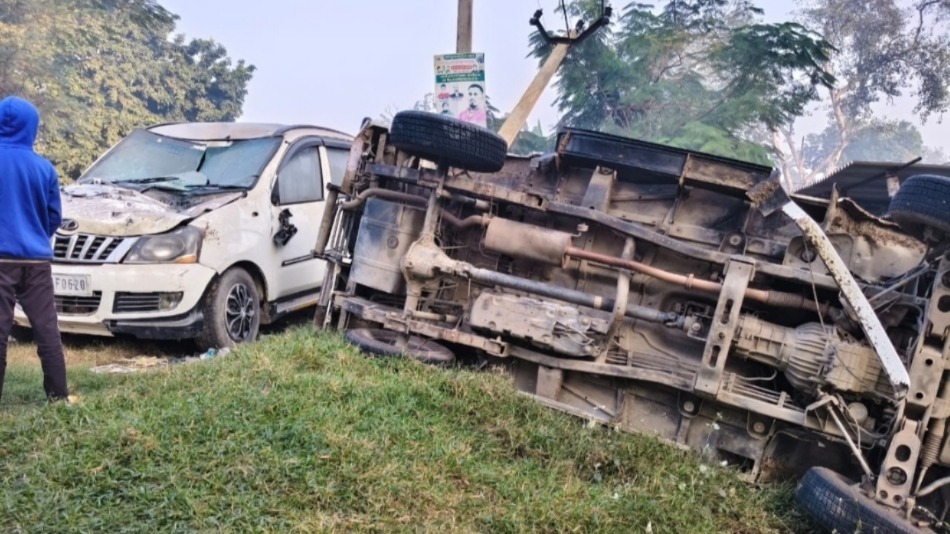 uncontrolled bolero hits electric pole in sant kabir nagar vehicle damaged