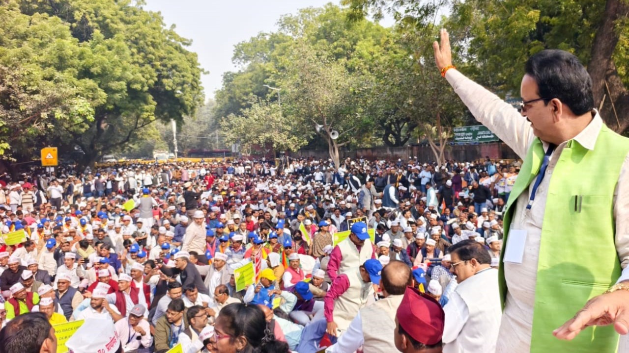 teachers protest tet compulsory rule in delhi hardoi teachers join