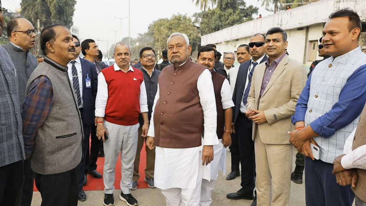 nitish kumar inspects patna roads expresses displeasure over project delays