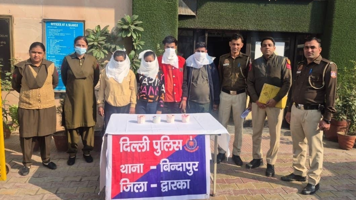 elderly woman robbed in delhi siblings arrested for gold jewelry theft