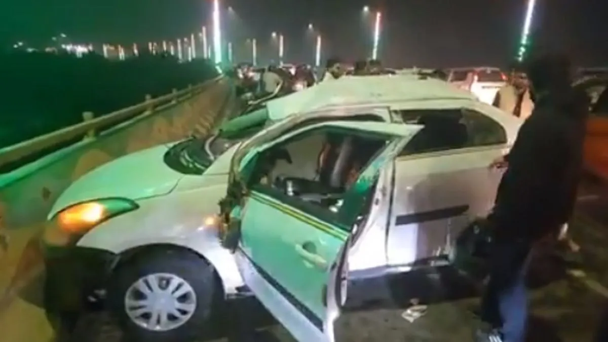 Ghaziabad Accident: एलिवेटेड रोड पर अज्ञात वाहन की टक्कर से पलटी कार, चार लोग घायल
