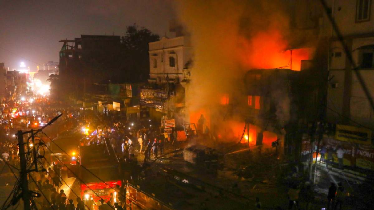 hyderabad fire broke out in electronic showroom causality injured hospitalized