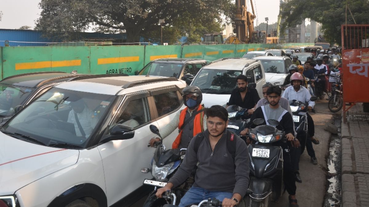 heavy traffic jam on mg road agra in wedding season
