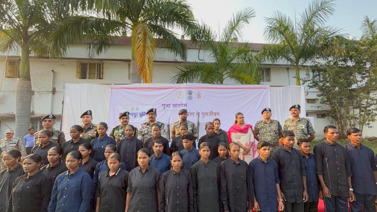 28 maoists including those carrying a reward of rs 89 lakh surrendered