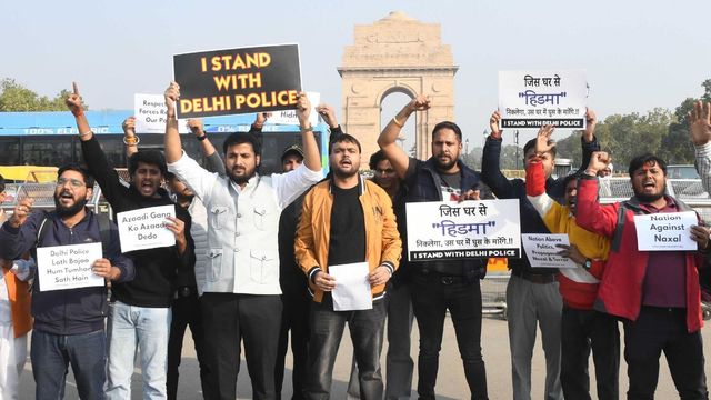 नक्सलवादियों का समर्थन करने वालों के खिलाफ इंडिया गेट के आगे यूथ स्टैंड फाॅर सोसाइटी के कार्यकर्ता प्रदर्शन करते हुए। ध्रुव कुमार