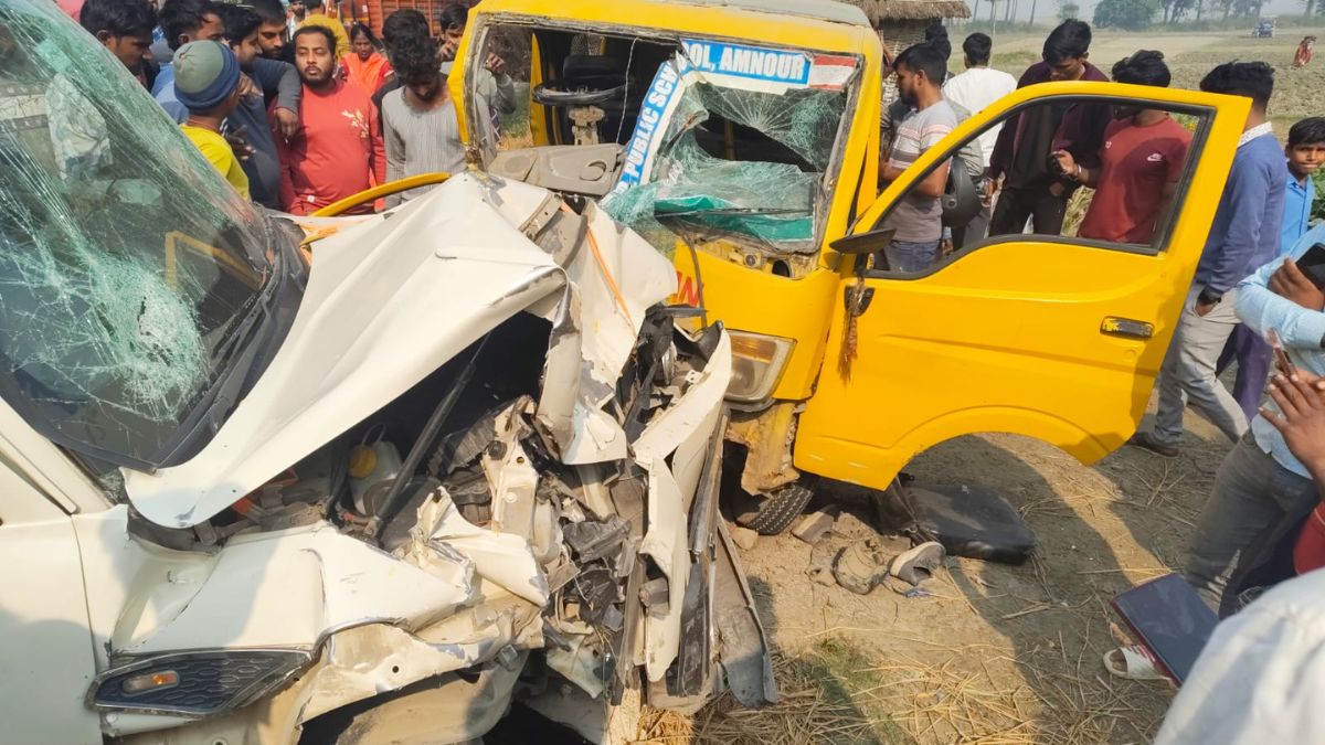 saran road accident car hits school van many children injured