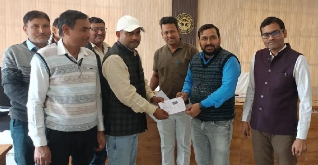 honors three blos with movie tickets for completing sir campaign ahead of deadline in hamirpur