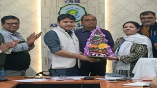 बीएलओ करुणा माझी को सम्मानित करते एसडीएम विश्वजीत भट्टाचार्य। (फोटो जागरण)