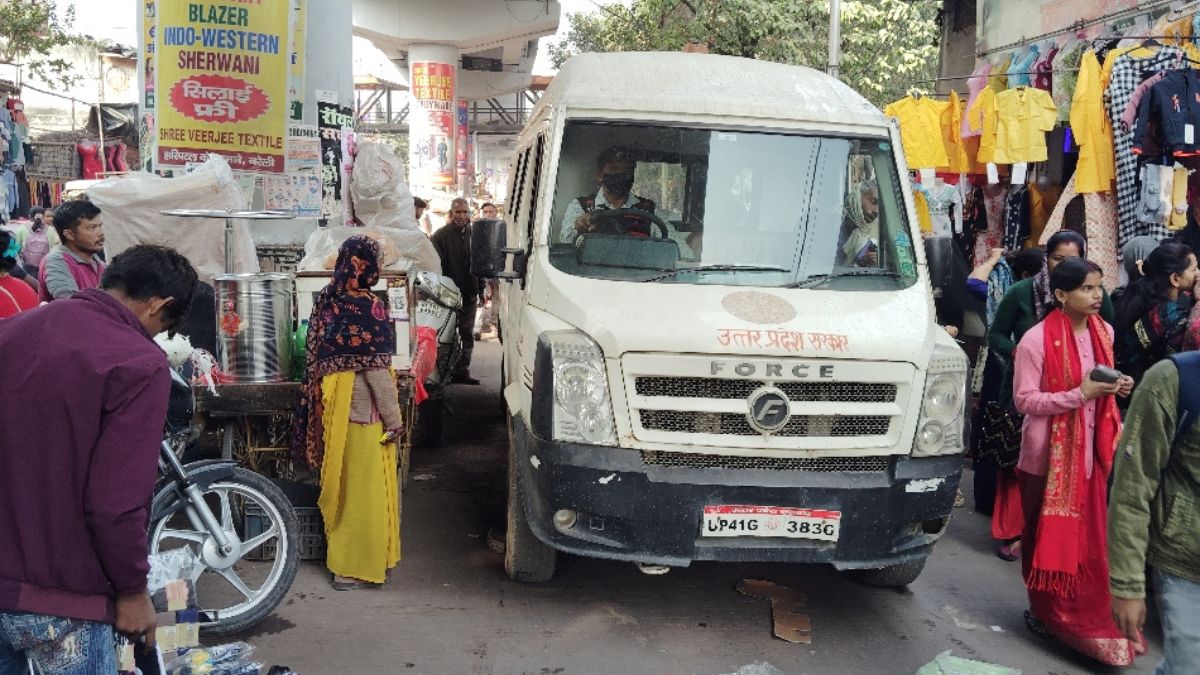 bareillydistricthospitalroadencroachmentambulancesstuck500meterfataldelay