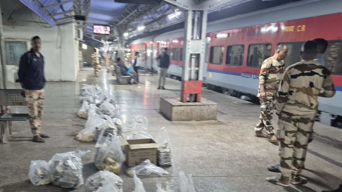 gonda news soldiers served contaminated food on train protest on platform