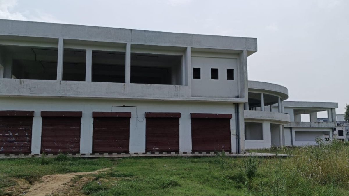 izzatnagarbusterminalconstructionbareillystalledfiveyearsstill40percentworkpendingtrafficjamreliefdelayed