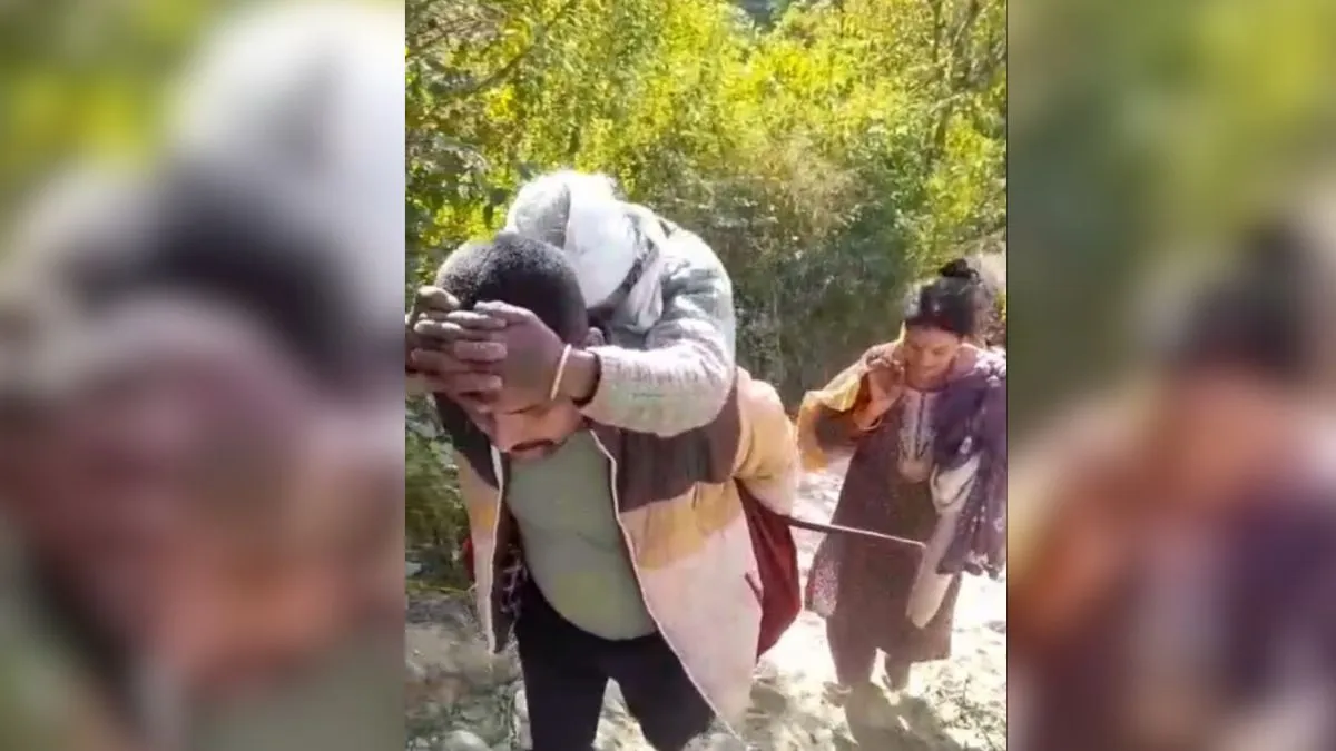 Uttarkashi: गांव में सड़क न होने का दर्द, मरीज को पीठ पर उठाकर पहुंचाया अस्पताल
