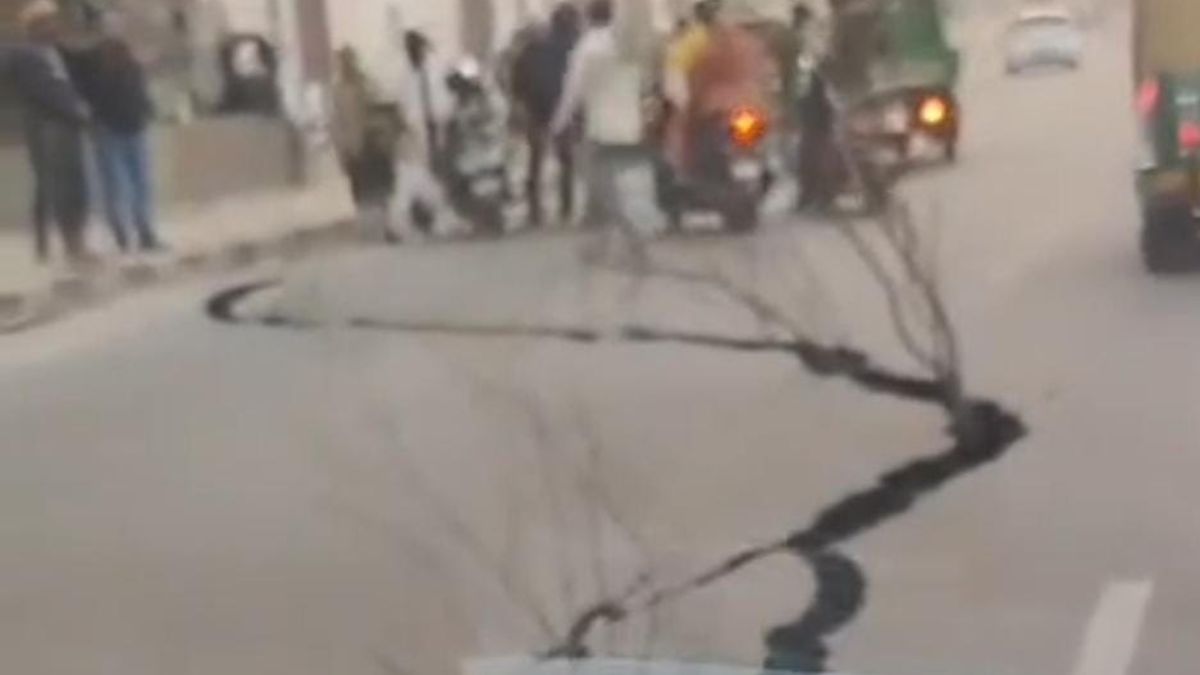 outer ring road cracks traffic disrupted near mukarba chowk