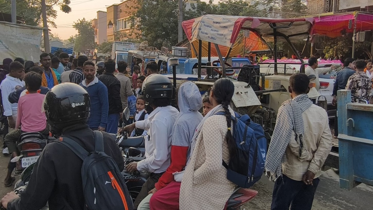 bagaha accident child injured by police vehicle road blocked