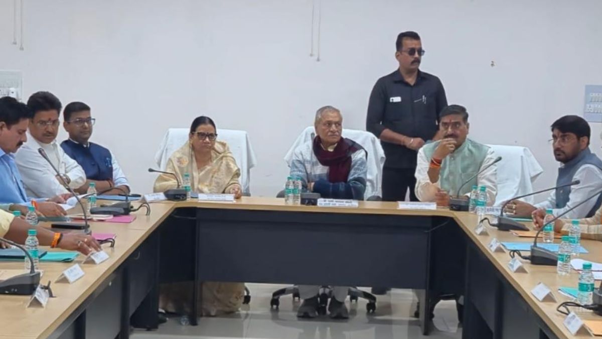 hot argument broke out between zila panchayat president and the chharra mla in front of the minister in charge