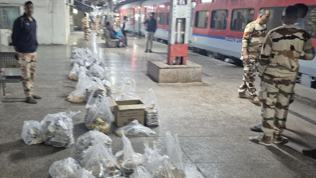 gonda news soldiers served contaminated food on train protest on platform