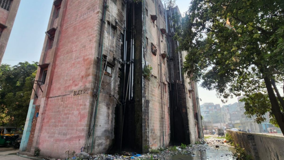 delhi over 1000 families forced to live in dilapidated flats