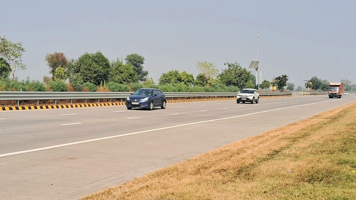 fog descends yamuna expressway safety measures go missing