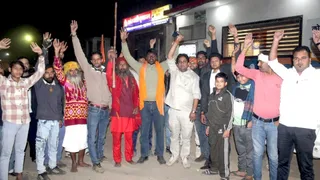 थाने पर पहुंचे लोग।
