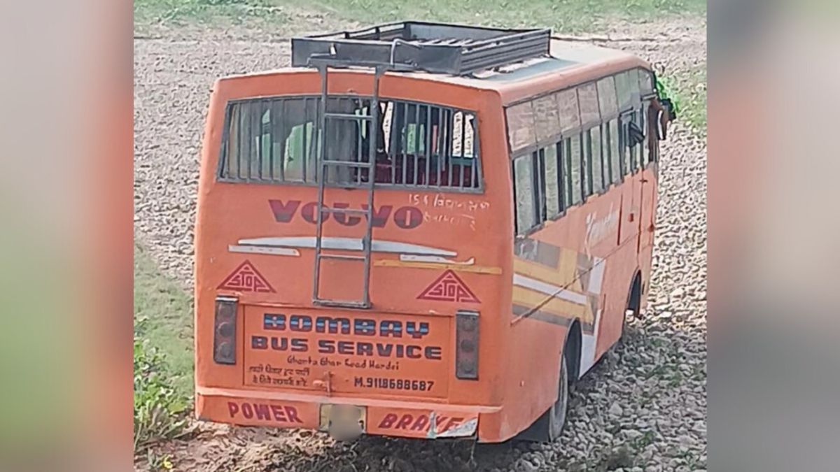 bus accident in hardoi 11 injured due to drivers phone use
