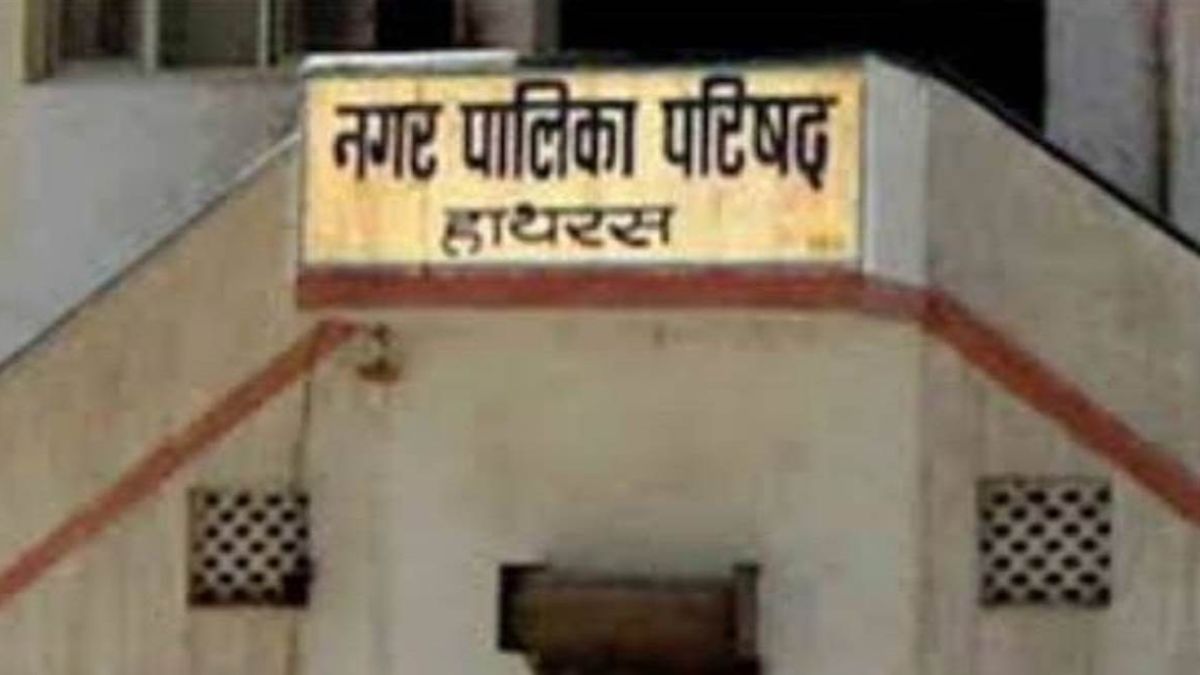 contract sanitation workers lock the municipal corporation protest against fake appointments