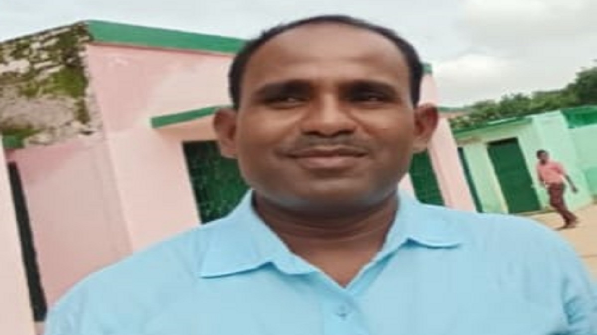 teacher suicide in kaushambi jumps in front of train on delhi howrah route