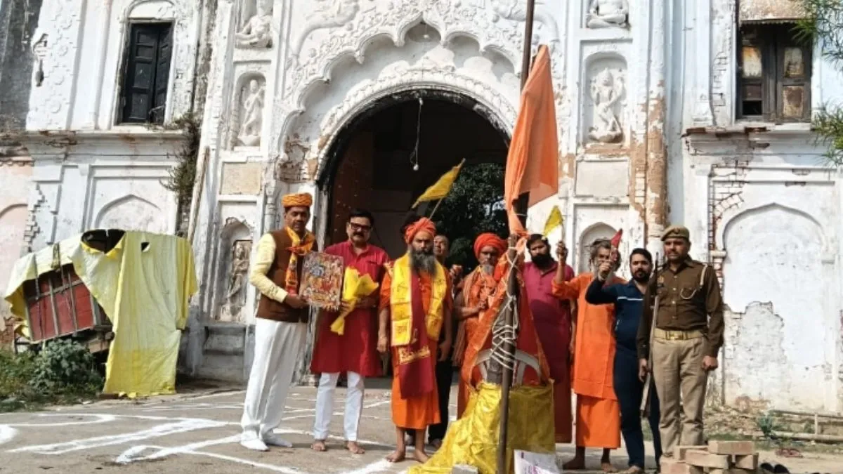 अयोध्या में ध्वजारोहण के साथ ही लक्ष्मण नगरी में मंदिरों के शिखर पर भी स्थापित हुईं नई ध्वजाएं