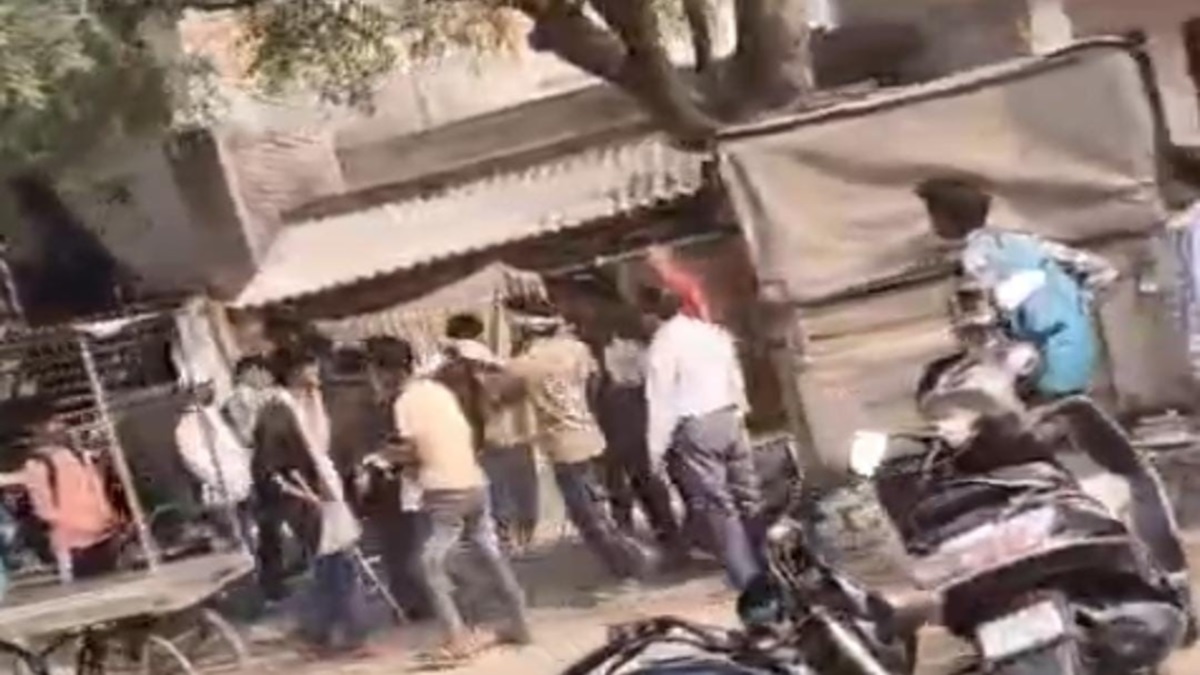 fight between two groups out side of coaching centre in agra