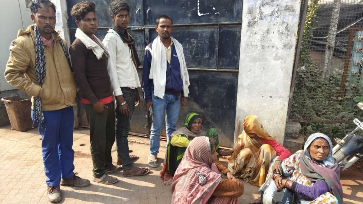 road accident in mahoba laborer dies after ambulance delay