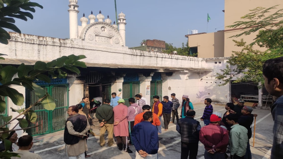a fire broke out under suspicious circumstances at the jama masjid in chunar mirzapur forensic teams are collecting evidence